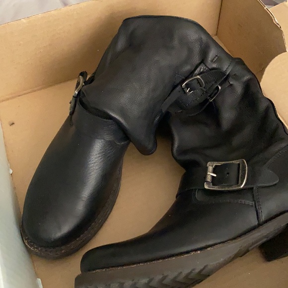 Frye Veronica shortie boots in a 6.5 black - Picture 3 of 3